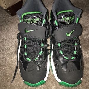 Nike zoom Oregon duck turf shoes.